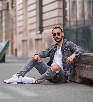 30 Jährige: Wie weißes T-Shirt mit einem Rundhalsausschnitt mit weißer Sportschuhe zu kombinieren – 47 Lässige Sommer Herren Outfits