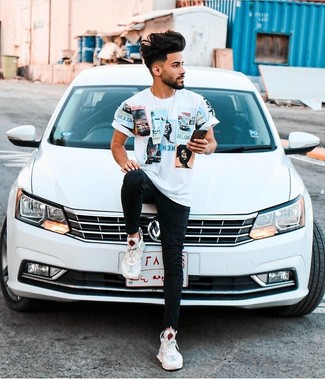 Teenager: Wie weißes T-Shirt mit einem Rundhalsausschnitt mit weißer Sportschuhe zu kombinieren – 25 Herren Outfits