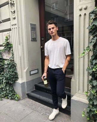 Wie weißes T-Shirt mit einem Rundhalsausschnitt mit weißer Sportschuhe zu kombinieren – 110 Herren Outfits heiß Wetter