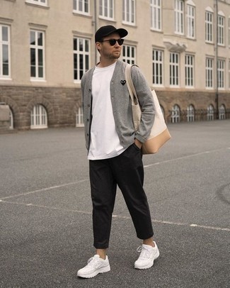 Wie weißes T-Shirt mit einem Rundhalsausschnitt mit weißer Sportschuhe zu kombinieren – 135 Casual Frühling Herren Outfits