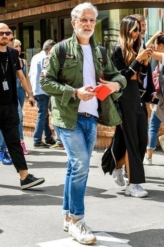 Wie weißes T-Shirt mit einem Rundhalsausschnitt mit weißer Sportschuhe zu kombinieren – 135 Casual Frühling Herren Outfits