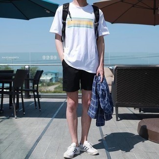 Teenager: Wie weißes T-Shirt mit einem Rundhalsausschnitt mit weißer Sportschuhe zu kombinieren – 5 Casual Sommer Herren Outfits