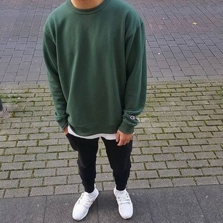 20 Jährige: Wie weißes T-Shirt mit einem Rundhalsausschnitt mit weißer Sportschuhe zu kombinieren – 27 Lässige Frühling Herren Outfits