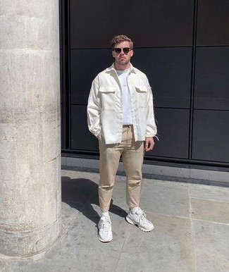 30 Jährige: Wie weißes T-Shirt mit einem Rundhalsausschnitt mit weißer Sportschuhe zu kombinieren – 59 Casual Frühling Herren Outfits