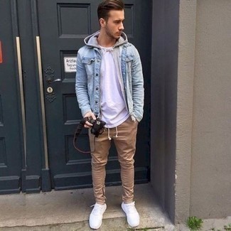 Wie weißes T-Shirt mit einem Rundhalsausschnitt mit weißer Sportschuhe zu kombinieren – 548+ Herren Outfits