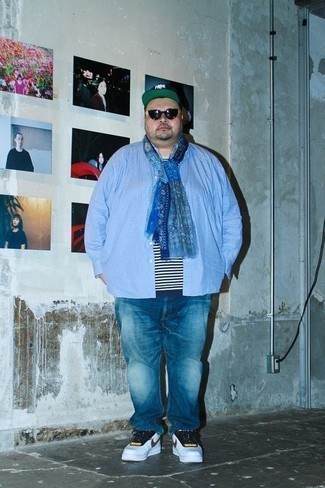 40 Jährige: Wie weißes T-Shirt mit einem Rundhalsausschnitt mit weißer Sportschuhe zu kombinieren – 9 Casual Frühling Herren Outfits