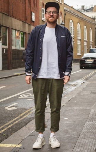 Wie weißes T-Shirt mit einem Rundhalsausschnitt mit weißer Sportschuhe zu kombinieren – 135 Casual Frühling Herren Outfits