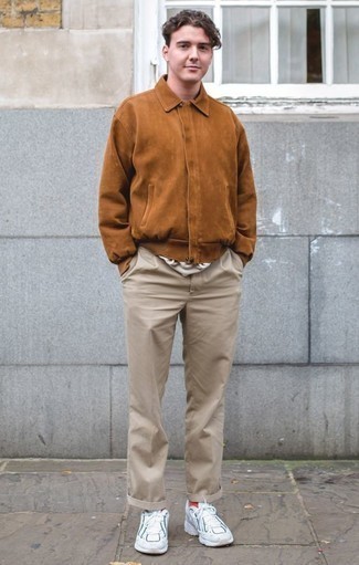 Wie weißes T-Shirt mit einem Rundhalsausschnitt mit weißer Sportschuhe zu kombinieren – 135 Casual Frühling Herren Outfits