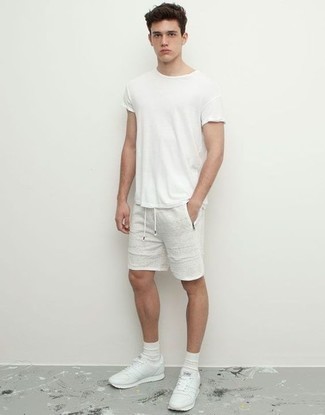 Teenager: Wie weißes T-Shirt mit einem Rundhalsausschnitt mit weißer Sportschuhe zu kombinieren – 25 Herren Outfits