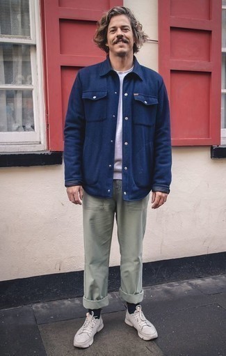 40 Jährige: Wie weißes T-Shirt mit einem Rundhalsausschnitt mit weißer Sportschuhe zu kombinieren – 9 Casual Frühling Herren Outfits
