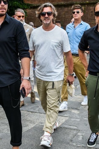 40 Jährige: Wie weißes T-Shirt mit einem Rundhalsausschnitt mit weißer Sportschuhe zu kombinieren – 5 Casual Herren Outfits heiß Wetter