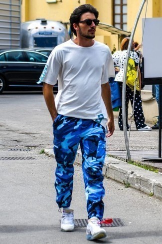 30 Jährige: Wie weißes T-Shirt mit einem Rundhalsausschnitt mit weißer Sportschuhe zu kombinieren – 47 Lässige Sommer Herren Outfits