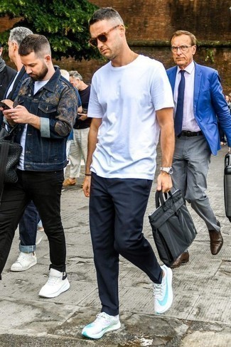 Wie weißes T-Shirt mit einem Rundhalsausschnitt mit weißer Sportschuhe zu kombinieren – 110 Herren Outfits heiß Wetter