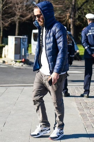 20 Jährige: Wie weißes T-Shirt mit einem Rundhalsausschnitt mit weißer Sportschuhe zu kombinieren – 27 Lässige Frühling Herren Outfits