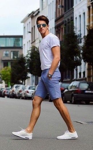 Wie weißes T-Shirt mit einem Rundhalsausschnitt mit weißer Sportschuhe zu kombinieren – 110 Herren Outfits heiß Wetter