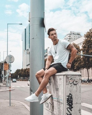 Wie weißes T-Shirt mit einem Rundhalsausschnitt mit weißer Sportschuhe zu kombinieren – 548+ Herren Outfits