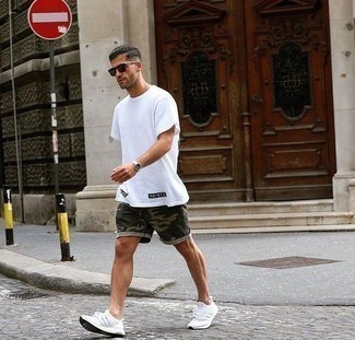 Wie weißes T-Shirt mit einem Rundhalsausschnitt mit weißer Sportschuhe zu kombinieren – 110 Herren Outfits heiß Wetter