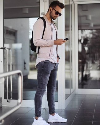 20 Jährige: Wie weißes T-Shirt mit einem Rundhalsausschnitt mit weißer Sportschuhe zu kombinieren – 27 Lässige Frühling Herren Outfits