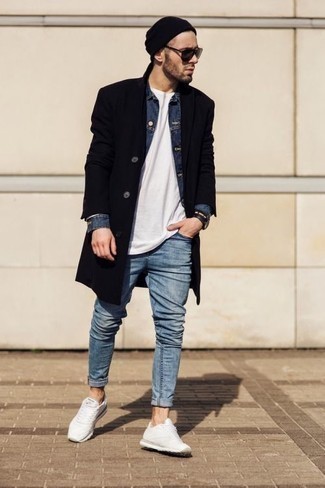 Wie weißes T-Shirt mit einem Rundhalsausschnitt mit weißer Sportschuhe zu kombinieren – 66 Herren Outfits kühl Wetter