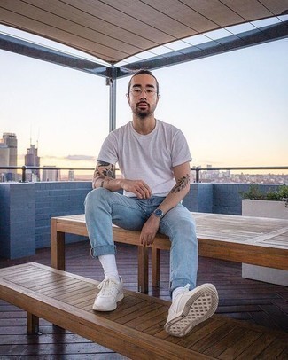 Wie weißes T-Shirt mit einem Rundhalsausschnitt mit weißer Sportschuhe zu kombinieren – 110 Herren Outfits heiß Wetter