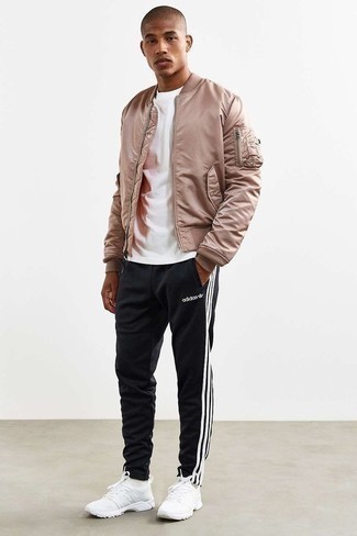 20 Jährige: Wie weißes T-Shirt mit einem Rundhalsausschnitt mit weißer Sportschuhe zu kombinieren – 27 Lässige Frühling Herren Outfits