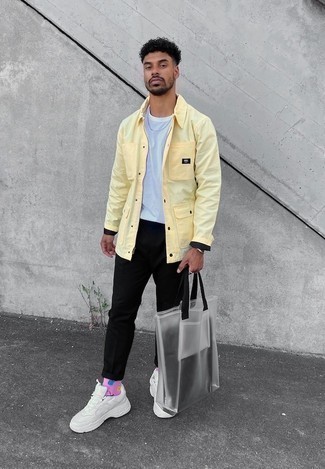 Wie weißes T-Shirt mit einem Rundhalsausschnitt mit weißer Sportschuhe zu kombinieren – 135 Casual Frühling Herren Outfits