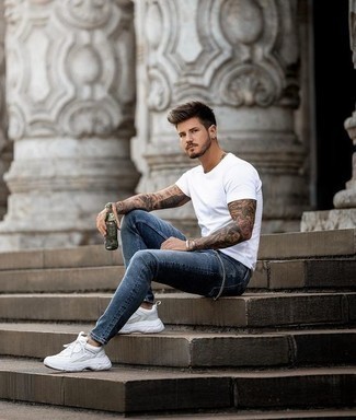 Wie weißes T-Shirt mit einem Rundhalsausschnitt mit weißer Sportschuhe zu kombinieren – 548+ Herren Outfits