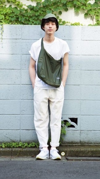 Teenager: Wie weißes T-Shirt mit einem Rundhalsausschnitt mit weißer Sportschuhe zu kombinieren – 25 Herren Outfits