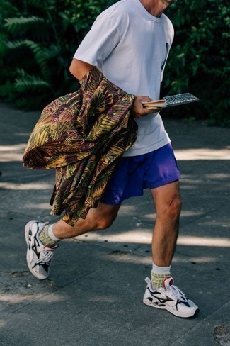 40 Jährige: Wie weißes T-Shirt mit einem Rundhalsausschnitt mit weißer Sportschuhe zu kombinieren – 9 Casual Frühling Herren Outfits