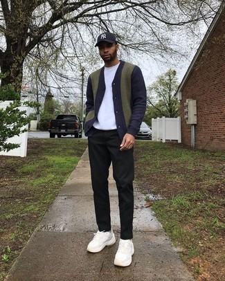 Wie weißes T-Shirt mit einem Rundhalsausschnitt mit weißer Sportschuhe zu kombinieren – 135 Casual Frühling Herren Outfits