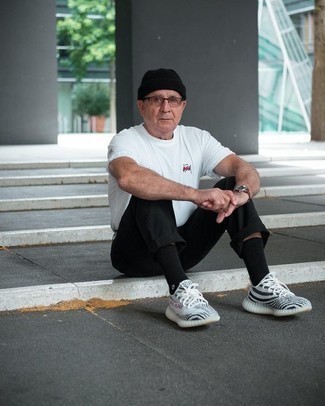 60 Jährige: Wie weißes T-Shirt mit einem Rundhalsausschnitt mit weißer Sportschuhe zu kombinieren – 3 Herren Outfits