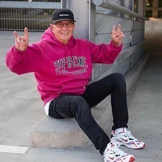 60 Jährige: Wie weißes T-Shirt mit einem Rundhalsausschnitt mit weißer Sportschuhe zu kombinieren – 3 Herren Outfits