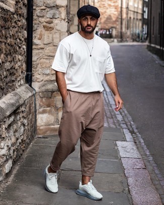 30 Jährige: Wie weißes T-Shirt mit einem Rundhalsausschnitt mit weißer Sportschuhe zu kombinieren – 59 Casual Frühling Herren Outfits