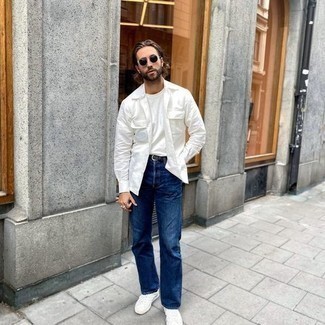 30 Jährige: Wie weißes T-Shirt mit einem Rundhalsausschnitt mit weißer Sportschuhe zu kombinieren – 59 Casual Frühling Herren Outfits