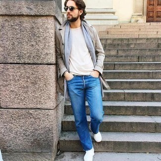 Wie weißes T-Shirt mit einem Rundhalsausschnitt mit weißer Sportschuhe zu kombinieren – 135 Casual Frühling Herren Outfits