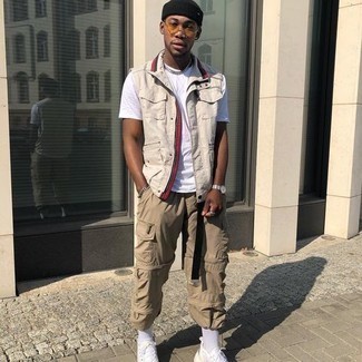 Wie weißes T-Shirt mit einem Rundhalsausschnitt mit weißer Sportschuhe zu kombinieren – 135 Casual Frühling Herren Outfits