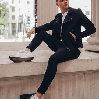20 Jährige: Wie weißes T-Shirt mit einem Rundhalsausschnitt mit weißer Sportschuhe zu kombinieren – 27 Lässige Frühling Herren Outfits