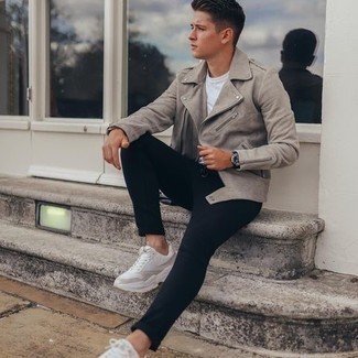 20 Jährige: Wie weißes T-Shirt mit einem Rundhalsausschnitt mit weißer Sportschuhe zu kombinieren – 27 Lässige Frühling Herren Outfits