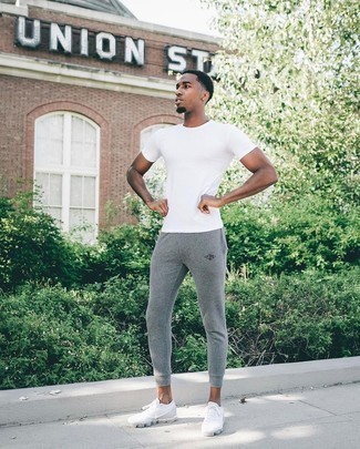 Wie weißes T-Shirt mit einem Rundhalsausschnitt mit weißer Sportschuhe zu kombinieren – 110 Herren Outfits heiß Wetter