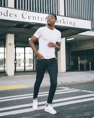 Wie weißes T-Shirt mit einem Rundhalsausschnitt mit weißer Sportschuhe zu kombinieren – 110 Herren Outfits heiß Wetter