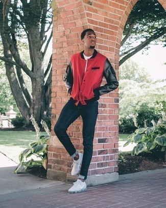20 Jährige: Wie weißes T-Shirt mit einem Rundhalsausschnitt mit weißer Sportschuhe zu kombinieren – 27 Lässige Frühling Herren Outfits