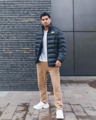 Wie weißes T-Shirt mit einem Rundhalsausschnitt mit weißer Sportschuhe zu kombinieren – 135 Casual Frühling Herren Outfits