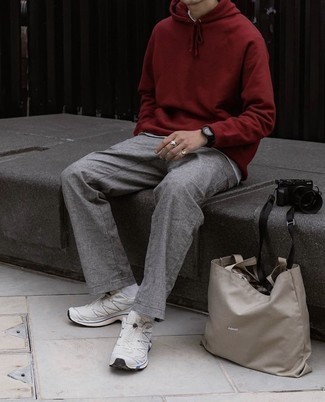 30 Jährige: Wie weißes T-Shirt mit einem Rundhalsausschnitt mit weißer Sportschuhe zu kombinieren – 59 Casual Frühling Herren Outfits