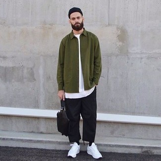 Wie weißes T-Shirt mit einem Rundhalsausschnitt mit weißer Sportschuhe zu kombinieren – 135 Casual Frühling Herren Outfits