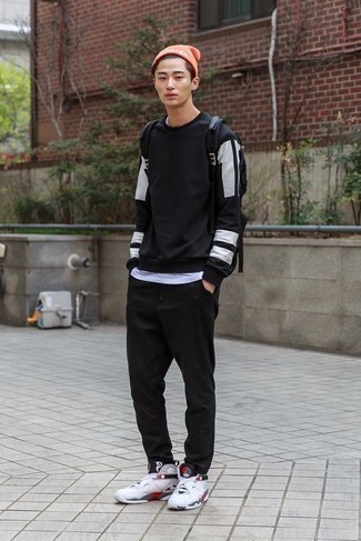 Teenager: Wie weißes T-Shirt mit einem Rundhalsausschnitt mit weißer Sportschuhe zu kombinieren – 25 Herren Outfits