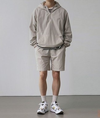 20 Jährige: Wie weißes T-Shirt mit einem Rundhalsausschnitt mit weißer Sportschuhe zu kombinieren – 27 Lässige Frühling Herren Outfits