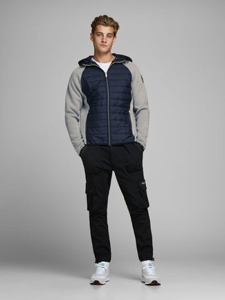 20 Jährige: Wie weißes T-Shirt mit einem Rundhalsausschnitt mit weißer Sportschuhe zu kombinieren – 27 Lässige Frühling Herren Outfits