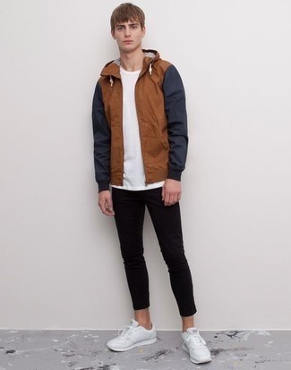 Teenager: Wie weißes T-Shirt mit einem Rundhalsausschnitt mit weißer Sportschuhe zu kombinieren – 25 Herren Outfits