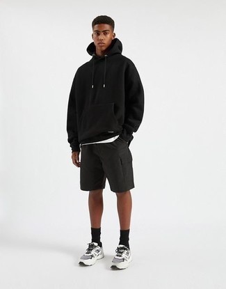 Teenager: Wie weißes T-Shirt mit einem Rundhalsausschnitt mit weißer Sportschuhe zu kombinieren – 25 Herren Outfits