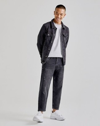 Teenager: Wie weißes T-Shirt mit einem Rundhalsausschnitt mit weißer Sportschuhe zu kombinieren – 25 Herren Outfits